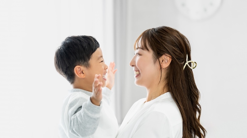 笑顔の母親と子供