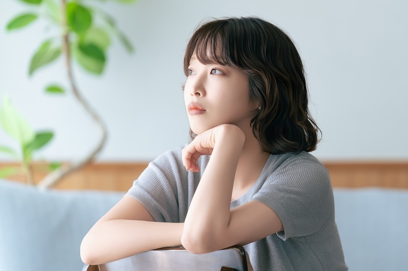 考え事をする女性