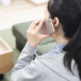 電話で相談する女性
