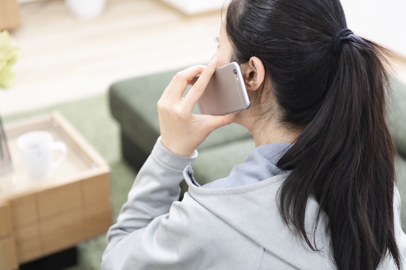 電話で相談する女性