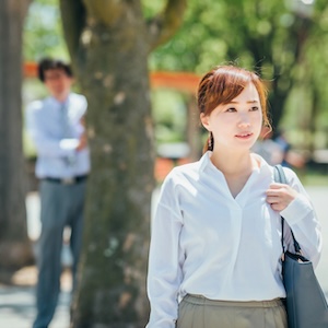 女性をつける男性