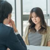 探偵い相談っする女性