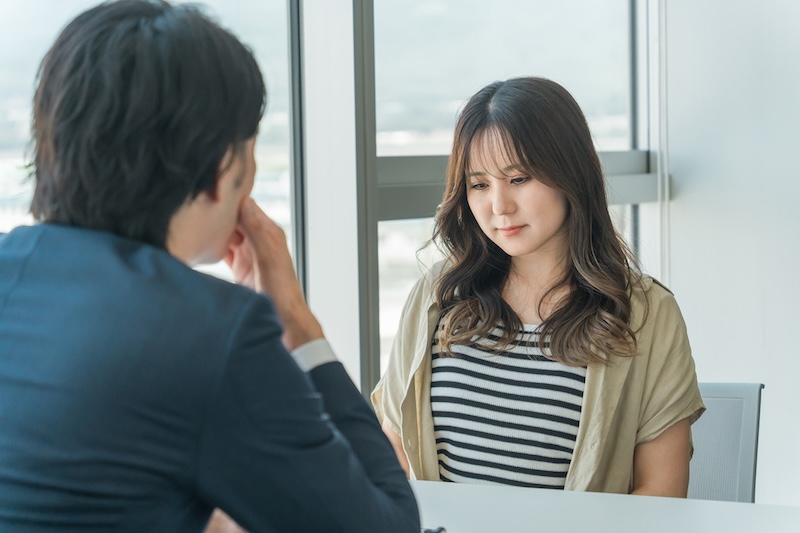 探偵に相談する女性