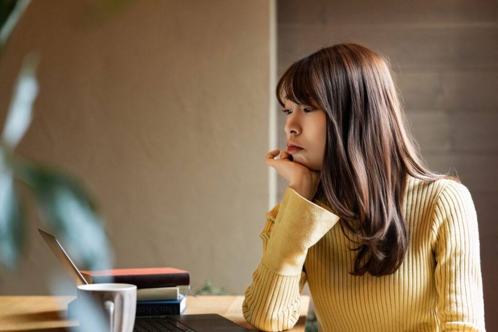 不安な感情の女性