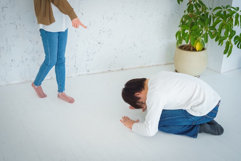 謝る夫