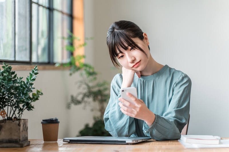 電話する女性
