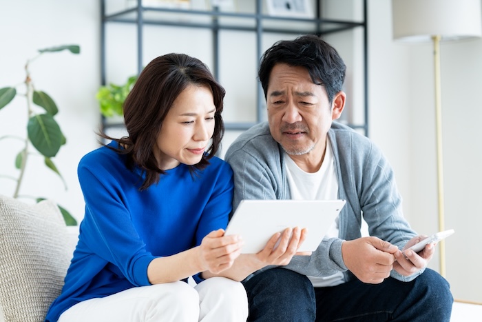 リビングで相談する夫婦