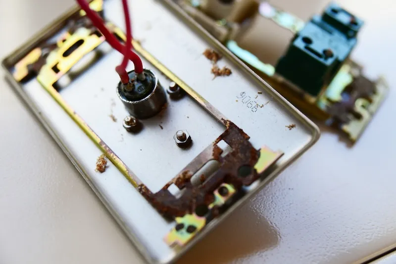 コンセントに設置された盗聴器